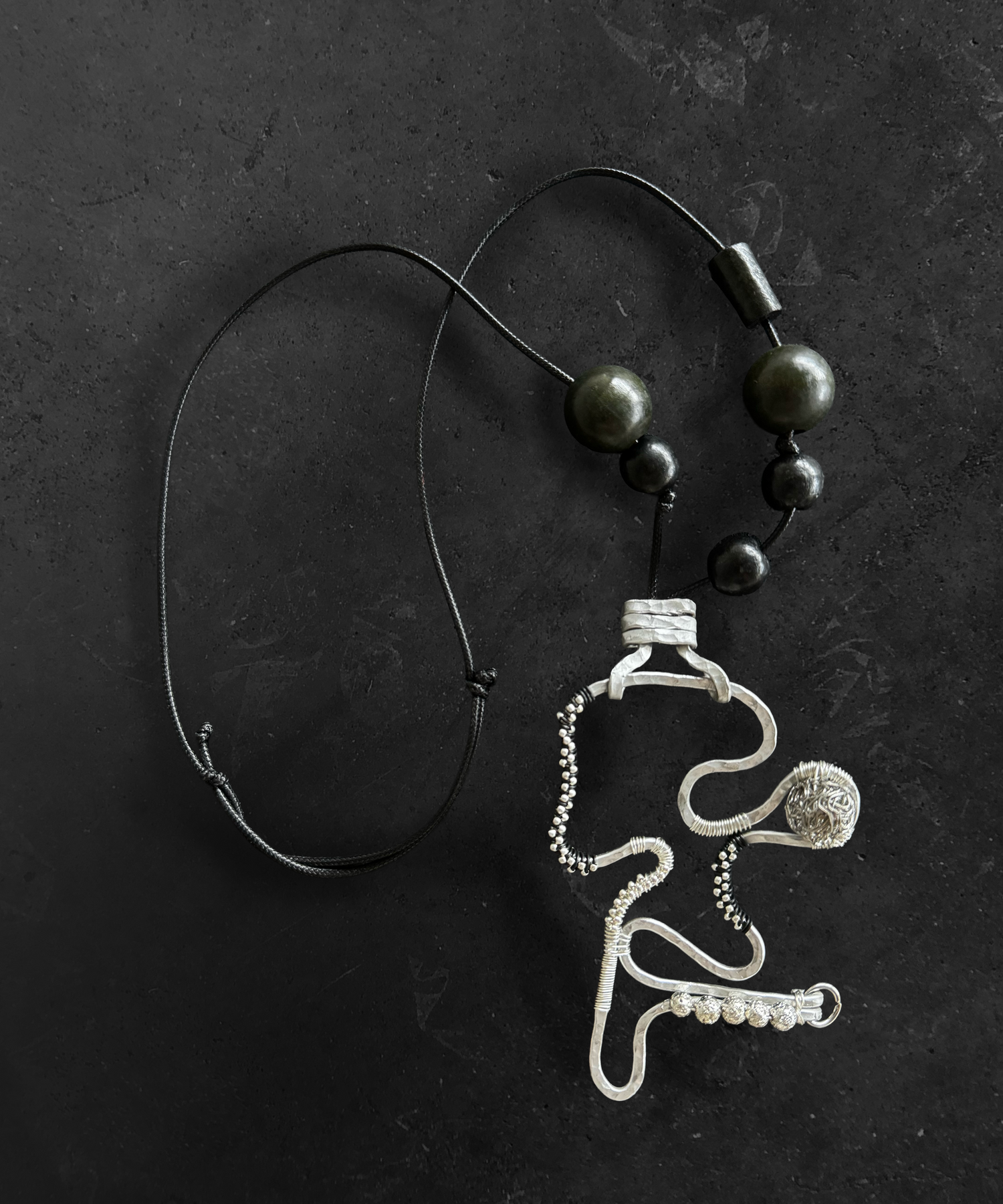 Collar hecho a mano en el taller de Vendali Fashion Institute, elaborado con alambre y cuentas metálicas como parte del curso de JOYERÍA en Puerto Rico.