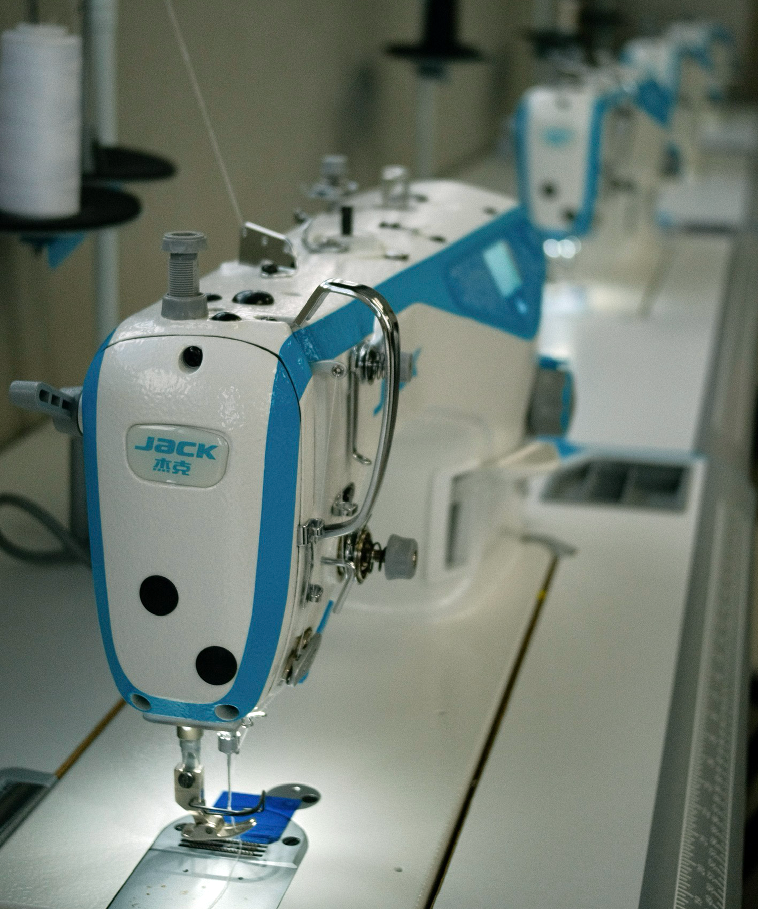 Máquina de coser industrial en las facilidades de Vendali Fashion Institute en Puerto Rico, utilizadas en los cursos de costura.